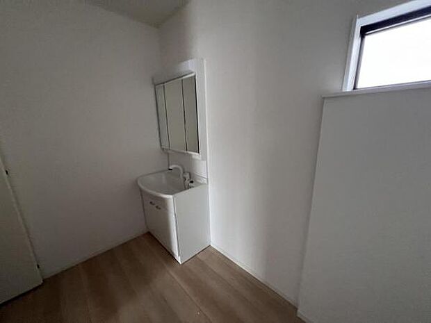 脱衣所は小さなお子様がいるご家庭にも重宝されます。快適で清潔感がある脱衣スペースです。