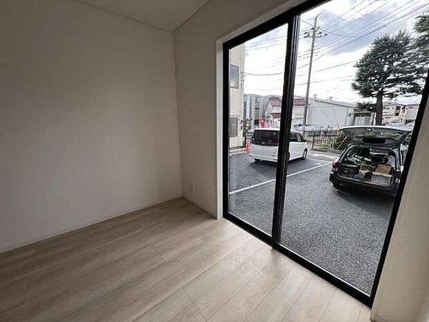 お食事中もキッチンと会話が楽しめるダイニングスペーゆったりとした開放的なダイニングキッチンスペースで