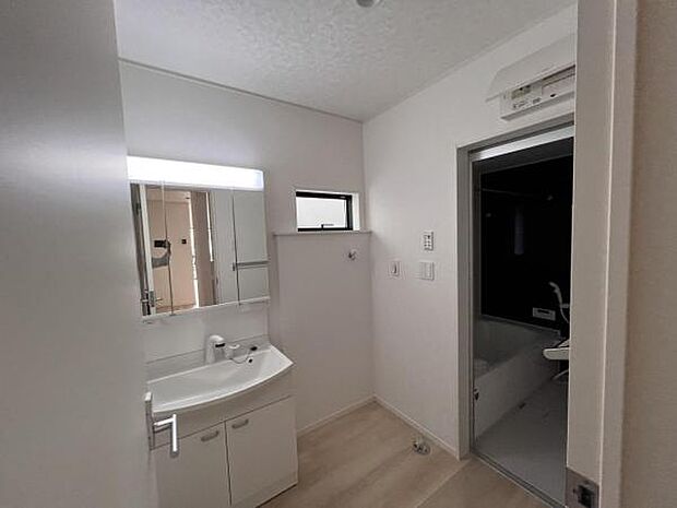 洗面化粧台です。朝の身支度から1日が始まります。収納力と機能性に優れたお手入れラクラク洗面化粧台です