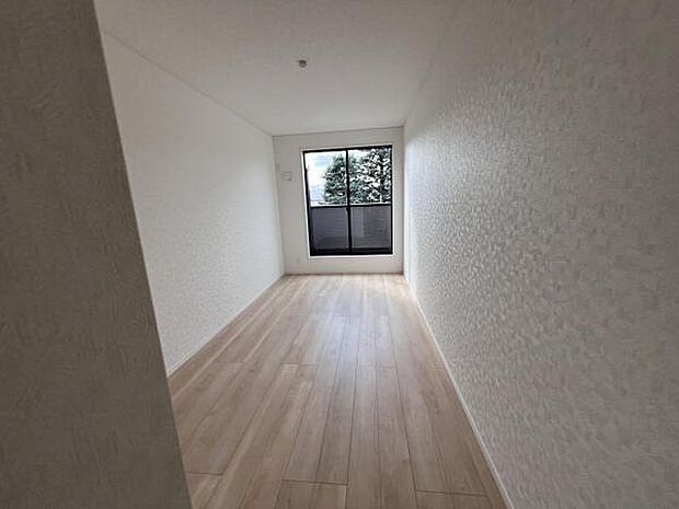 自分好みのアレンジで居心地の良い空間になりそうです洋室は風通しが良く明るく快適な空間ですゆったりと読