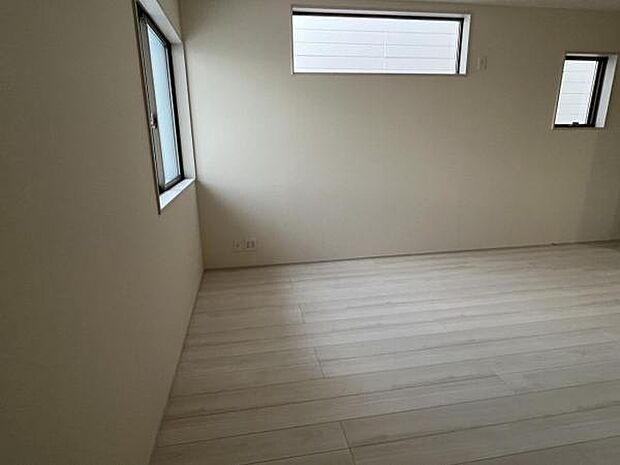 お食事中もキッチンと会話が楽しめるダイニングスペーゆったりとした開放的なダイニングキッチンスペースで