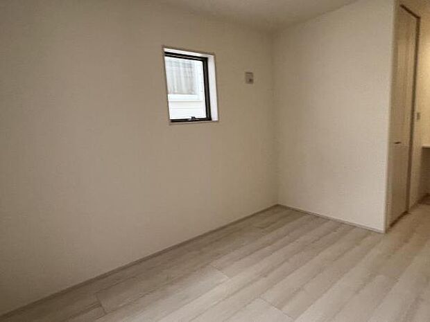 寝室にもご利用いただける居室スペースです明るい広々とした主寝室でご家族ゆっくりお休みになれま