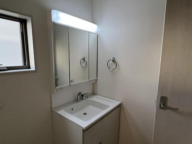 洗面化粧台です。朝の身支度から1日が始まります。収納力と機能性に優れたお手入れラクラク洗面化粧台です