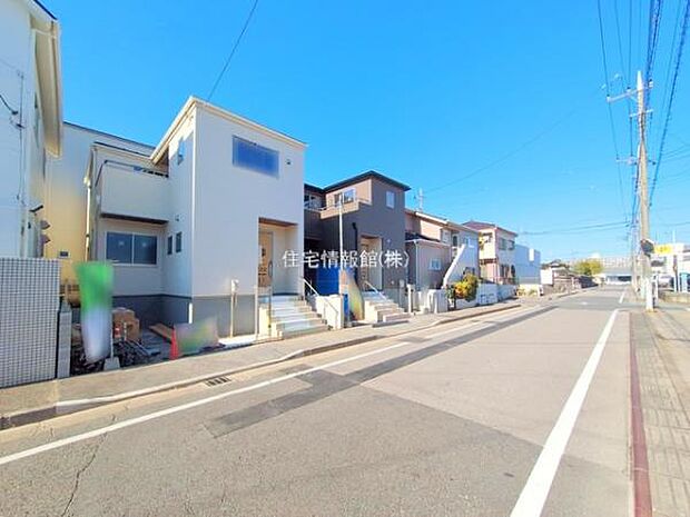 前面道路を含めた現地写真です。