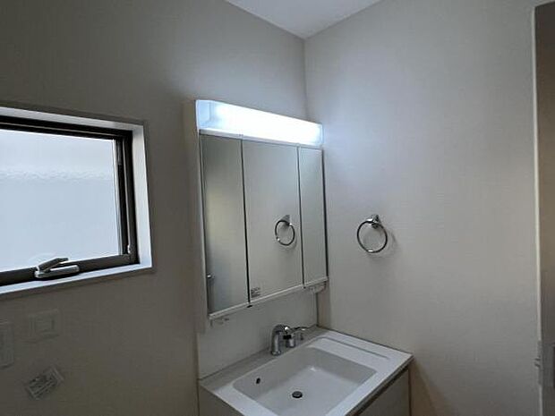 脱衣所は小さなお子様がいるご家庭にも重宝されます。快適で清潔感がある脱衣スペースです。