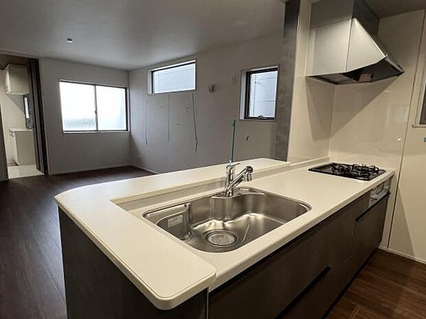 お食事中もキッチンと会話が楽しめるダイニングスペーゆったりとした開放的なダイニングキッチンスペースで