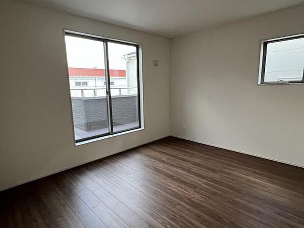 寝室にもご利用いただける居室スペースです明るい広々とした主寝室でご家族ゆっくりお休みになれま