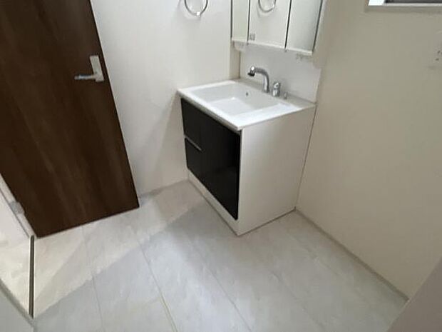 洗面化粧台です。朝の身支度から1日が始まります。収納力と機能性に優れたお手入れラクラク洗面化粧台です