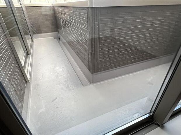 お洗濯ものを気持ち良く太陽の光で干せるのが嬉しいですね開放感あふれる広々としたバルコニーはお洗濯はも