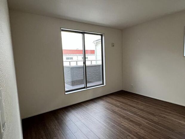 自分好みのアレンジで居心地の良い空間になりそうです洋室は風通しが良く明るく快適な空間ですゆったりと読