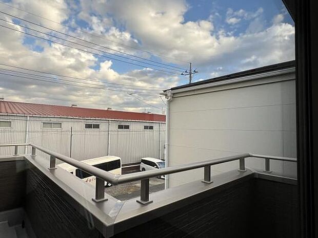 お住まいからの眺望ですバルコニーからの眺望です明るい陽射しを浴びながらゆったりと過ごすのも良いですね