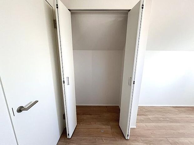 いつでもお部屋をスッキリお使い頂ける収納スペースを設置。