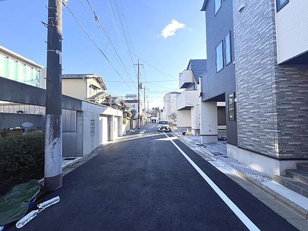 前面道路を含めた現地写真です。