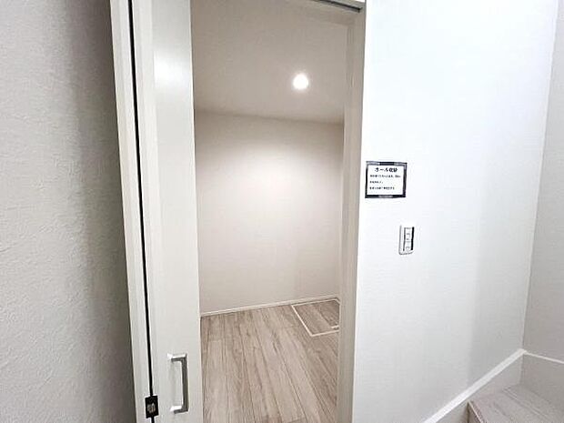 いつでもお部屋をスッキリお使い頂ける収納スペースを設置。