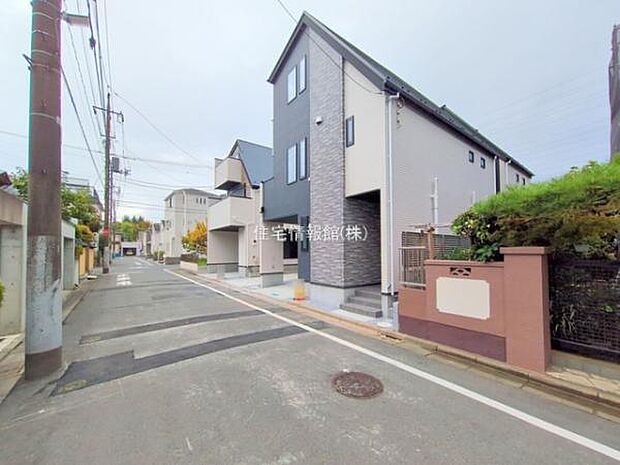 前面道路を含めた現地写真です。