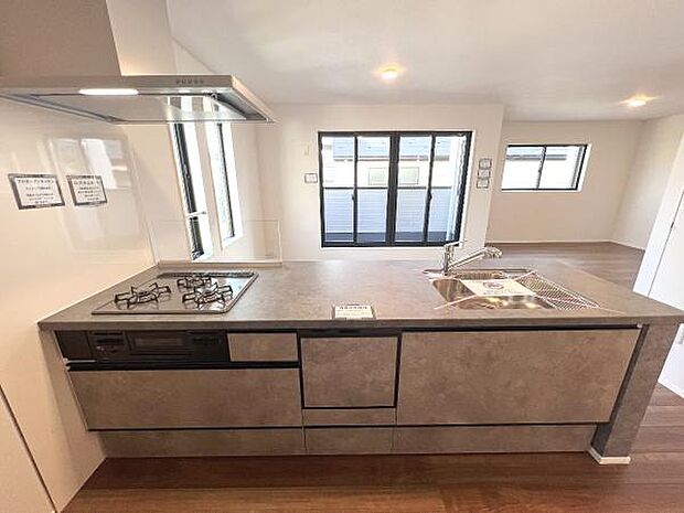 ご家族を見守りながら家事が捗る対面式キッチン。お料理をしながらご家族のサポートも可能です。