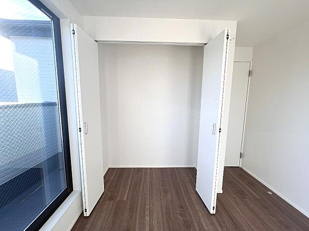 いつでもお部屋をスッキリお使い頂ける収納スペースを設置。