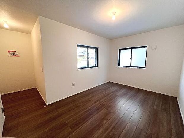 木の温もりが優しいフローリングの収納スペース付き洋室です。