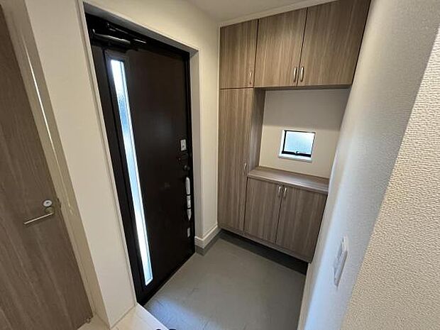 綺麗で明るい玄関でお客様をお迎えいただけます。