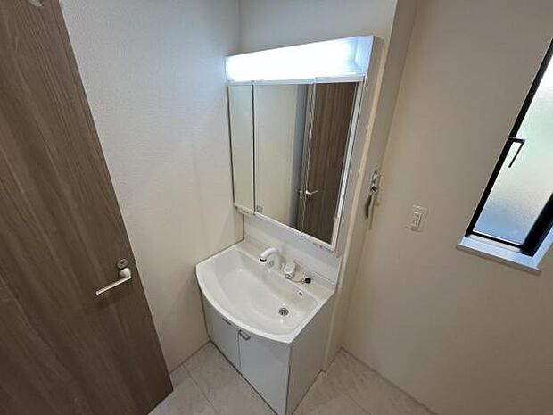 洗面化粧台です。朝の身支度から1日が始まります。