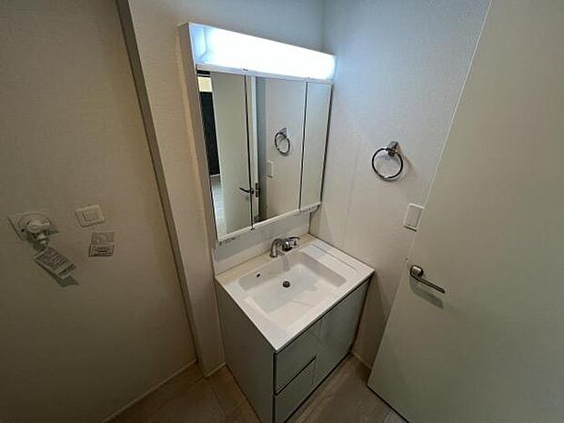 洗面化粧台です。朝の身支度から1日が始まります。