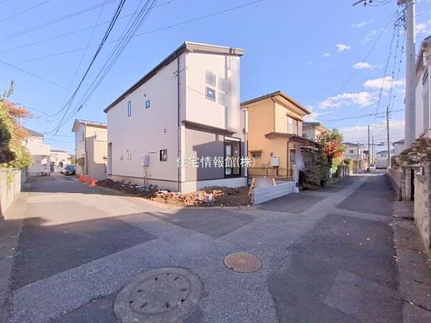 前面道路を含めた現地写真です。