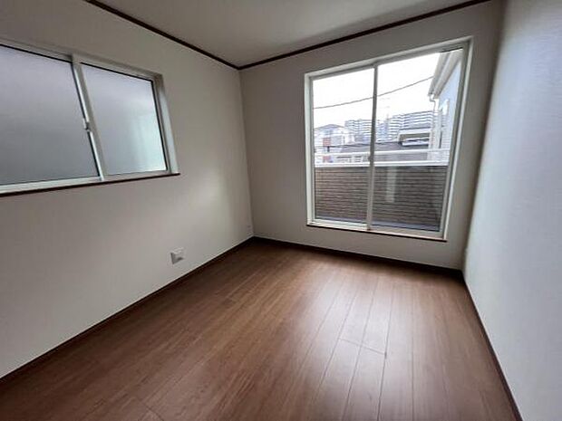 寝室にもご利用いただける居室スペースです明るい広々とした主寝室でご家族ゆっくりお休みになれま