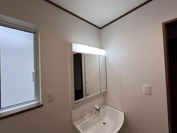 洗面化粧台です。朝の身支度から1日が始まります。収納力と機能性に優れたお手入れラクラク洗面化粧台です