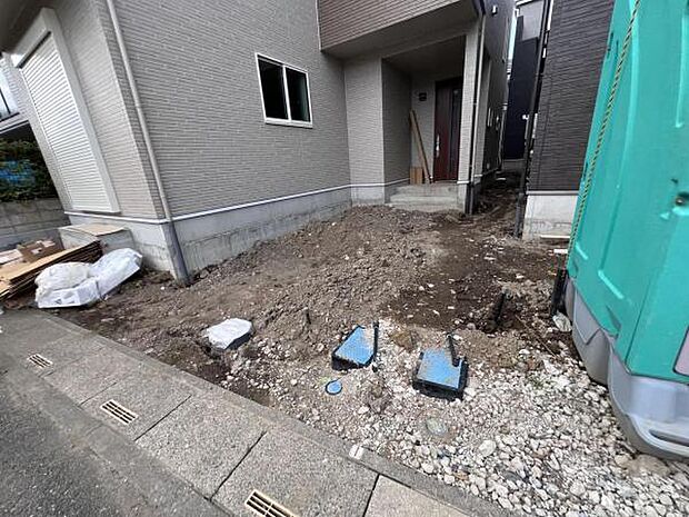 駐車場ももちろん完備しておりますのでお車所有の方にも心強いです駐車場です前面道路との高低差も少なく