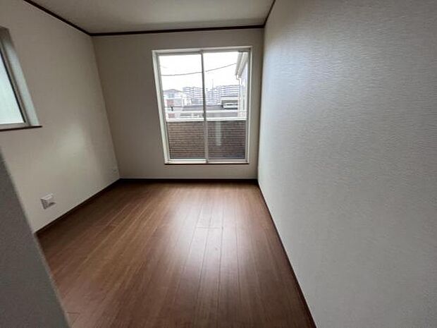 自分好みのアレンジで居心地の良い空間になりそうです洋室は風通しが良く明るく快適な空間ですゆったりと読