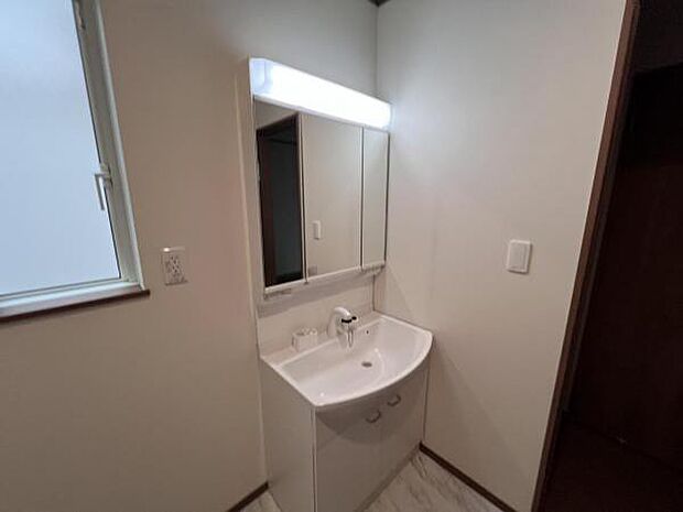 脱衣所は小さなお子様がいるご家庭にも重宝されます。快適で清潔感がある脱衣スペースです。