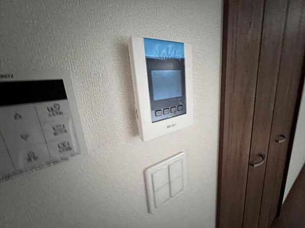 訪問者を確認できるTVモニター付きインターフォンです。