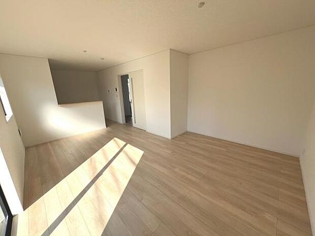 お食事中もキッチンと会話が楽しめるダイニングスペース。