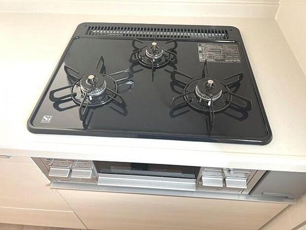 作業スペースが広く家事動線をゆったりと確保できるキッチンです。