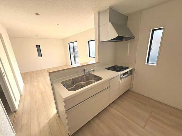 リビングが見渡せ、料理中も会話が弾む対面式キッチンです。