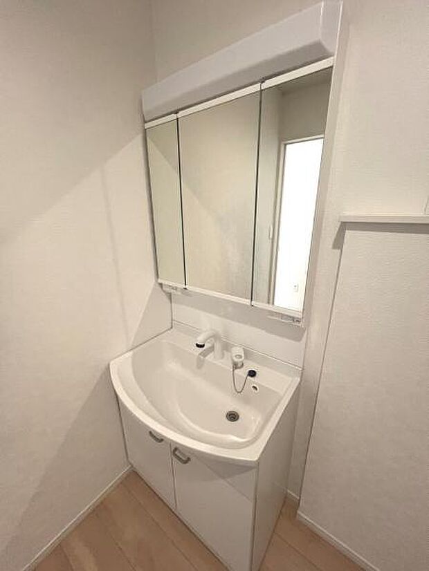 洗面化粧台です。朝の身支度から1日が始まります。