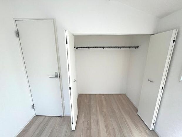 いつでもお部屋をスッキリお使い頂ける収納スペースを設置。