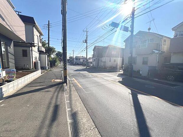 前面道路を含めた現地写真です。ぜひ周辺環境も併せてご覧ください。