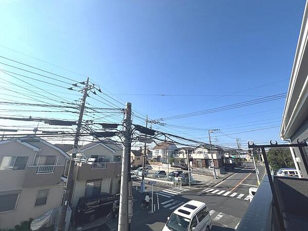 バルコニーからの眺望です。明るい陽射しを浴びながらゆったりと過ごすのも良いですね。