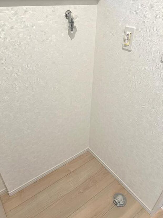 独立洗面台の横にはランドリースペースがございます。