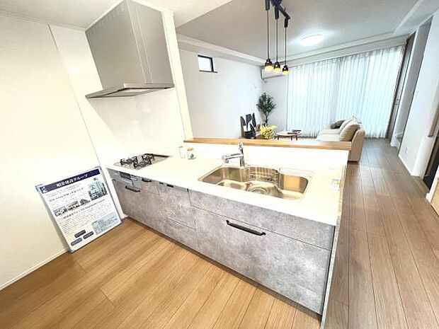 リビングが見渡せ、料理中も会話が弾む対面式キッチンです。