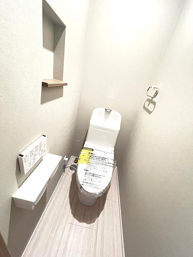 シャワー洗浄機能付のトイレは、清潔感が印象的な空間ですね。