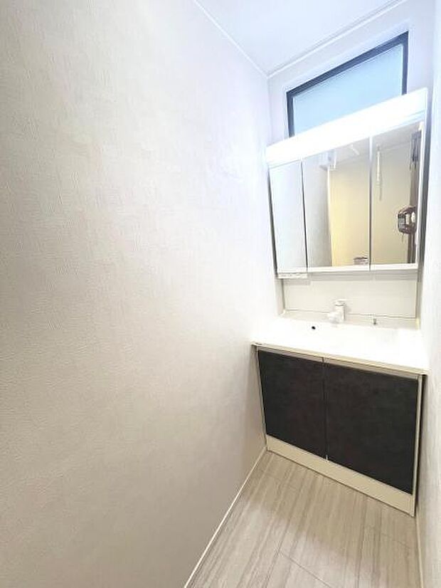 洗面化粧台です。朝の身支度から1日が始まります。