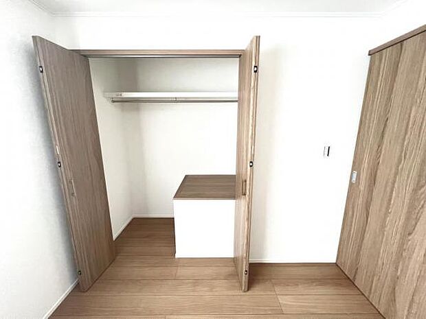 いつでもお部屋をスッキリお使い頂ける収納スペースを設置。