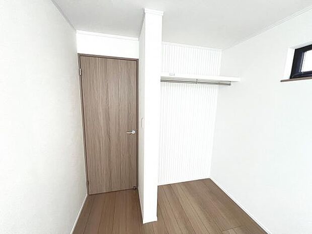 木の温もりが優しいフローリングの収納スペース付き洋室です。