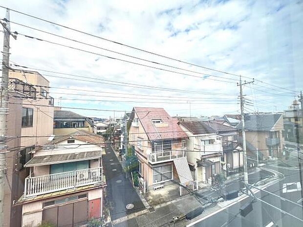 バルコニーからの眺望です。明るい陽射しを浴びながらゆったりと過ごすのも良いですね。