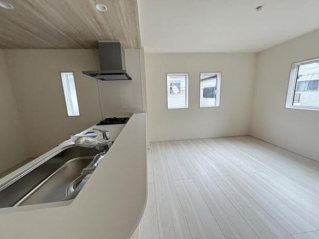 家族団らんの場所としてゆったりと居心地の良いリビングです明るい日差しが入る風通しの良いリビングですご