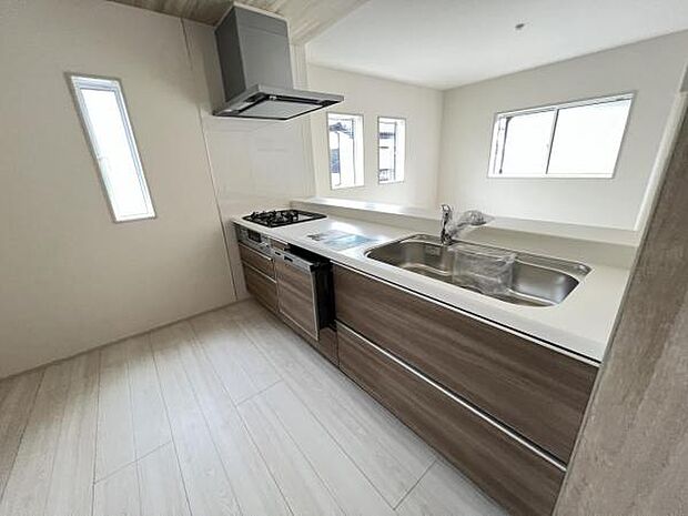 料理の時間が楽しくなるキッチンスペースです作業スペースが広く家事動線をゆったりと確保できるキッチン