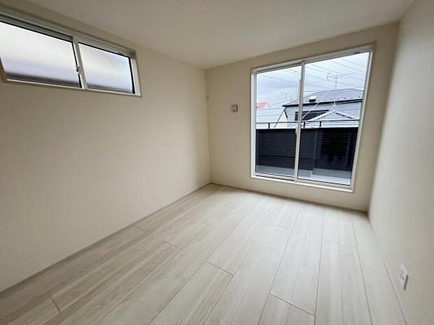 寝室にもご利用いただける居室スペースです明るい広々とした主寝室でご家族ゆっくりお休みになれま