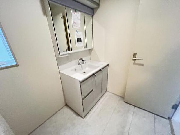 洗面化粧台です。朝の身支度から1日が始まります。収納力と機能性に優れたお手入れラクラク洗面化粧台です